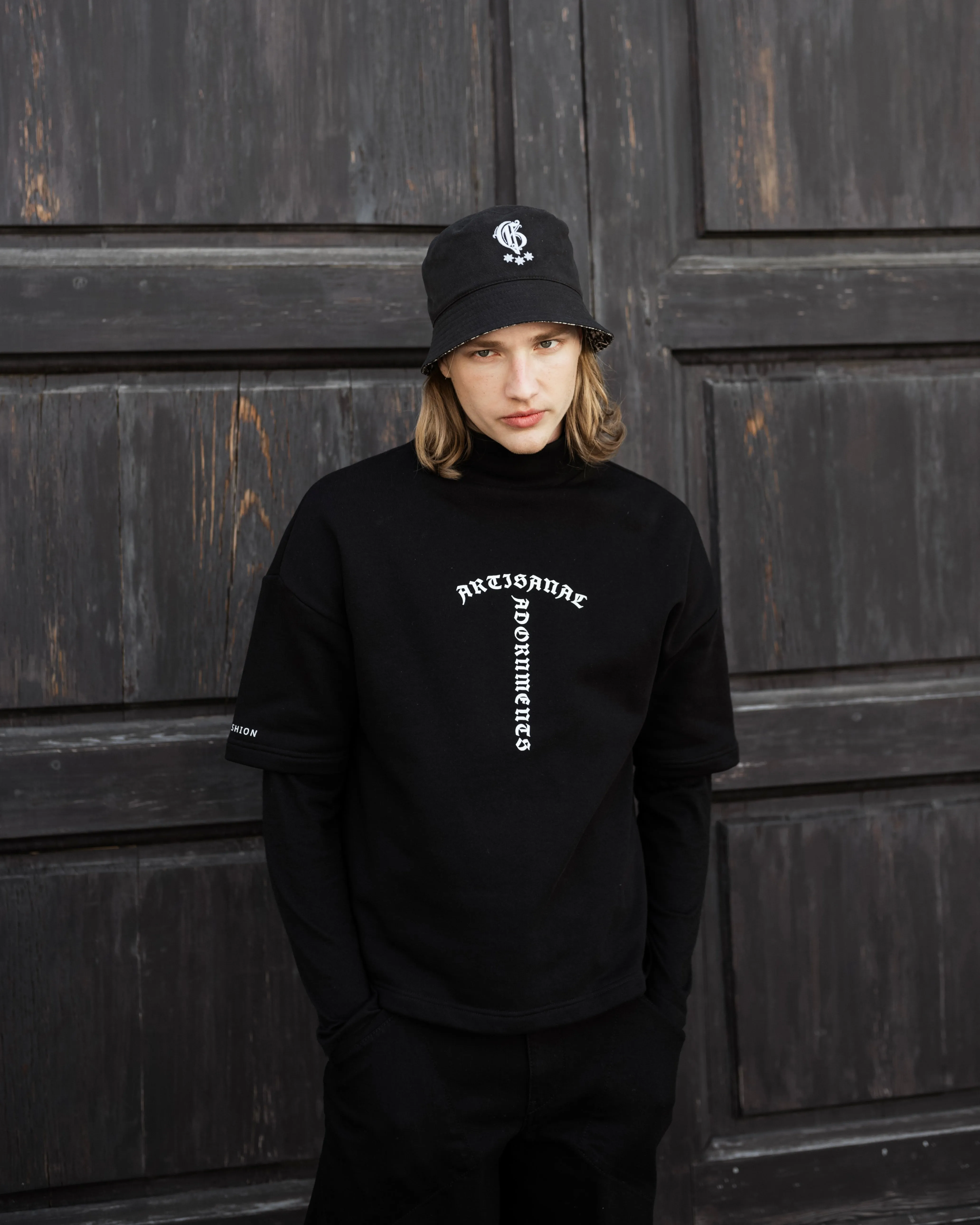 BLACK TURTLENECK SWEATSHIRT WITH WHITE PRINT